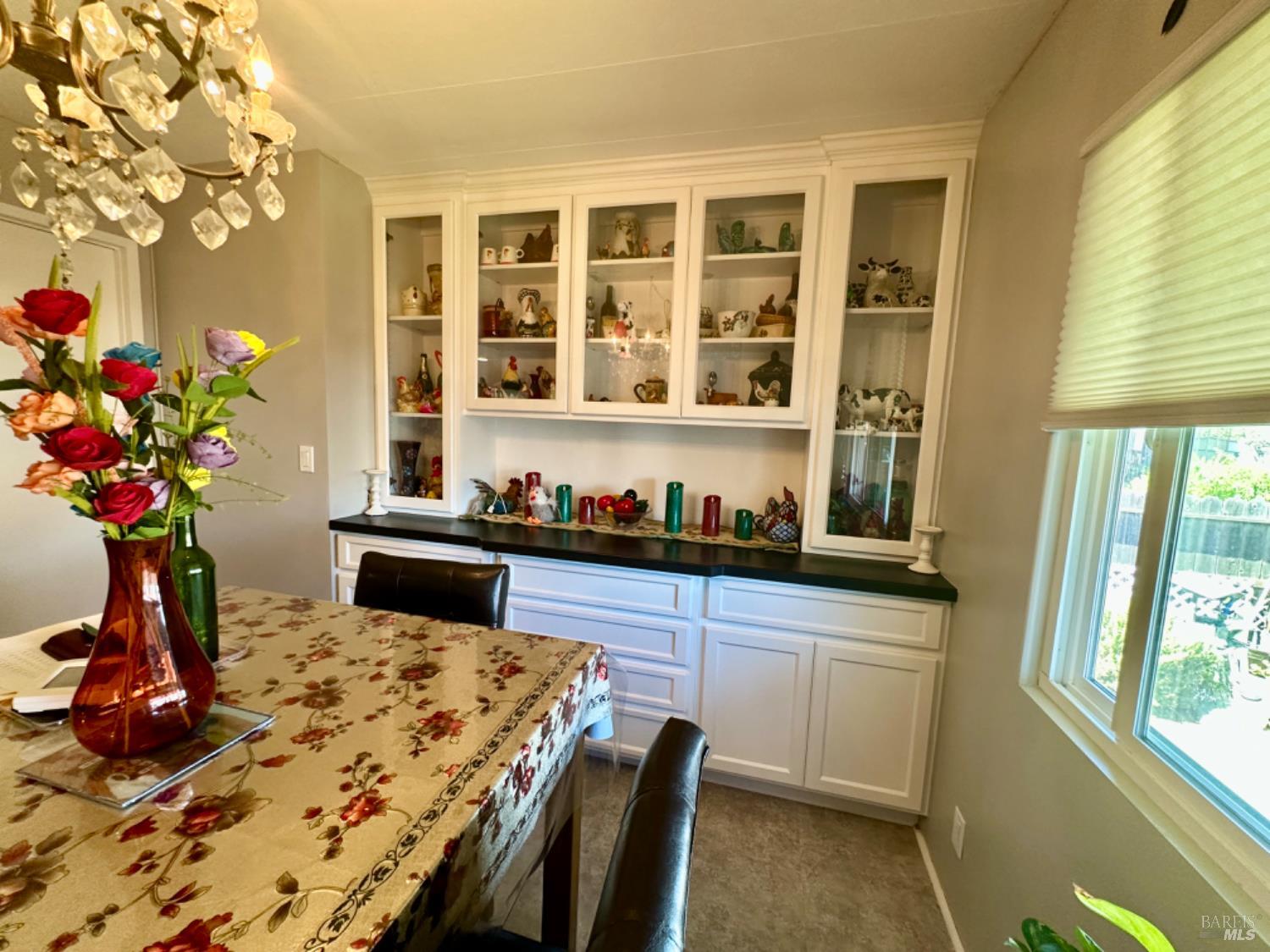 102 Royal Oak Court, Unit 102 Fairfield, CA 94533 - Photo 11 of 32 a vase of flowers sitting on a table