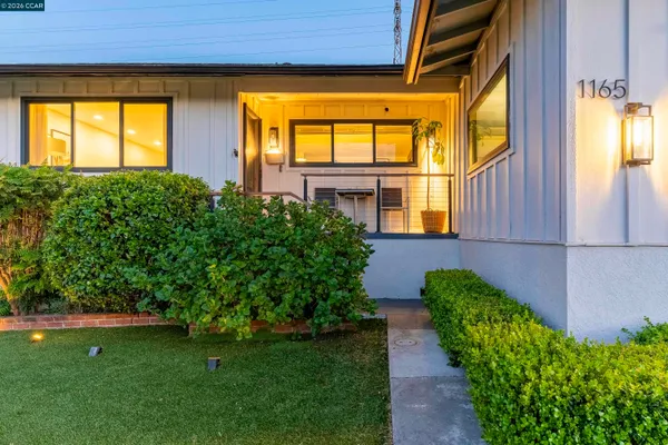 a view of backyard with garden