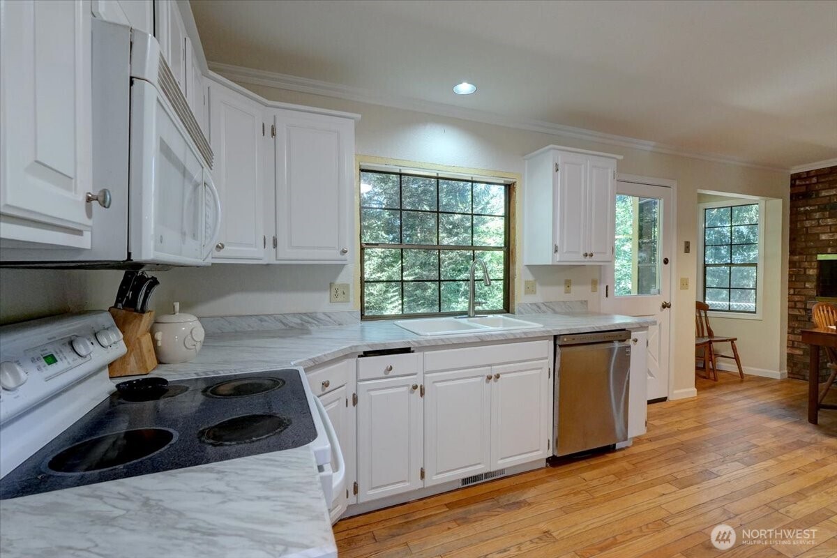 680 Southeast Prospect Street Chehalis, WA 98532 - Photo 8 of 39 a kitchen with a sink stove and cabinets