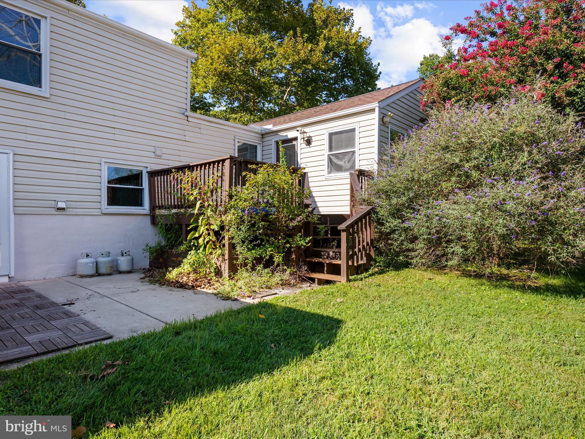 6589 Robin Song Columbia, MD 21045 - Photo 27 of 31 a view of a house with backyard and sitting area