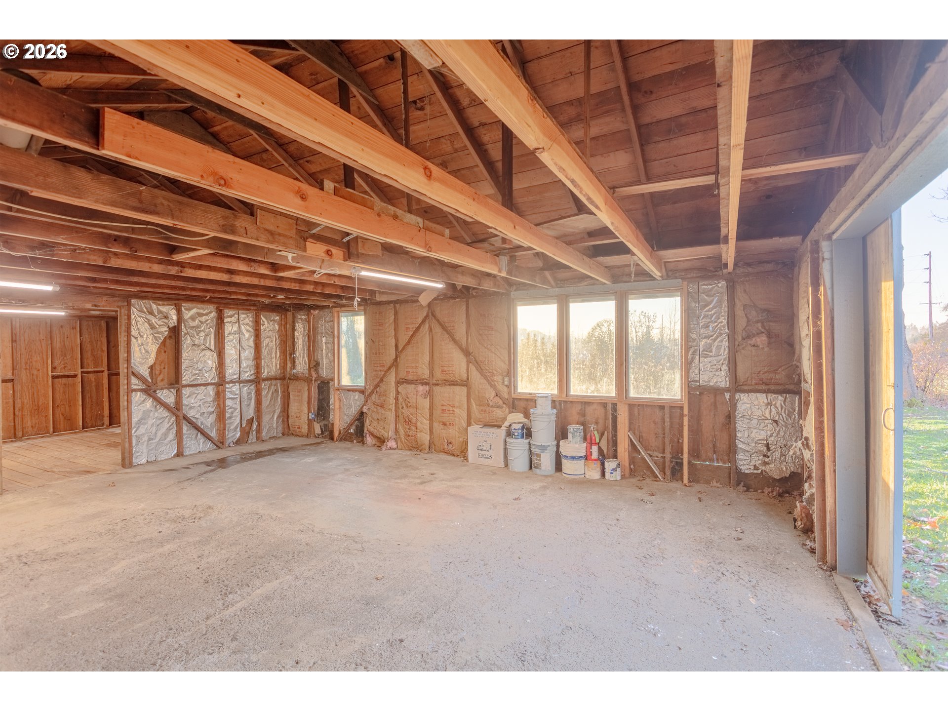 5423 Mt Vernon Road Springfield, OR 97478 - Photo 26 of 35 a big room with windows