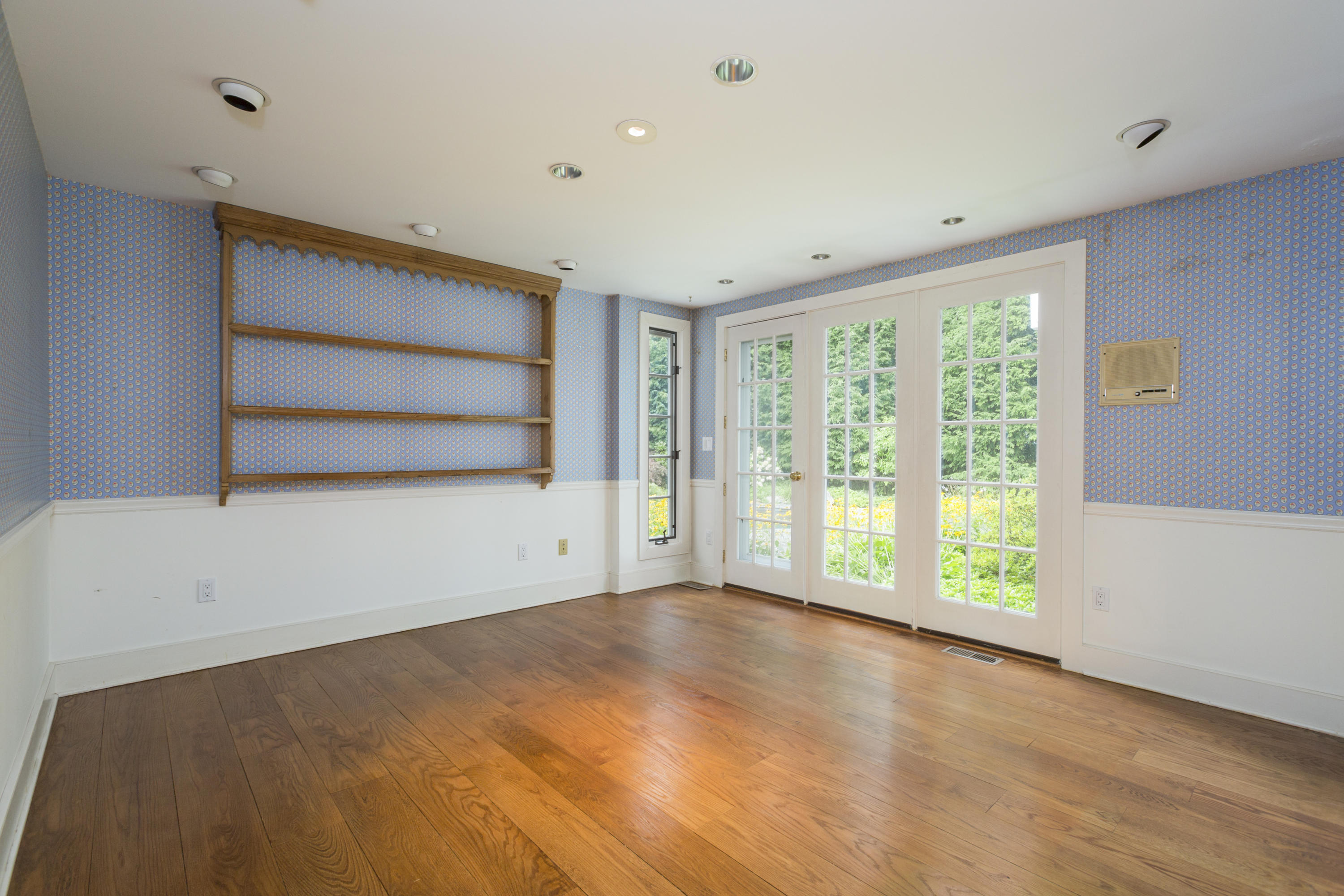 283 Hollow Tree Ridge Road Darien, CT 06820 - Photo 14 of 49 a view of an empty room with a window
