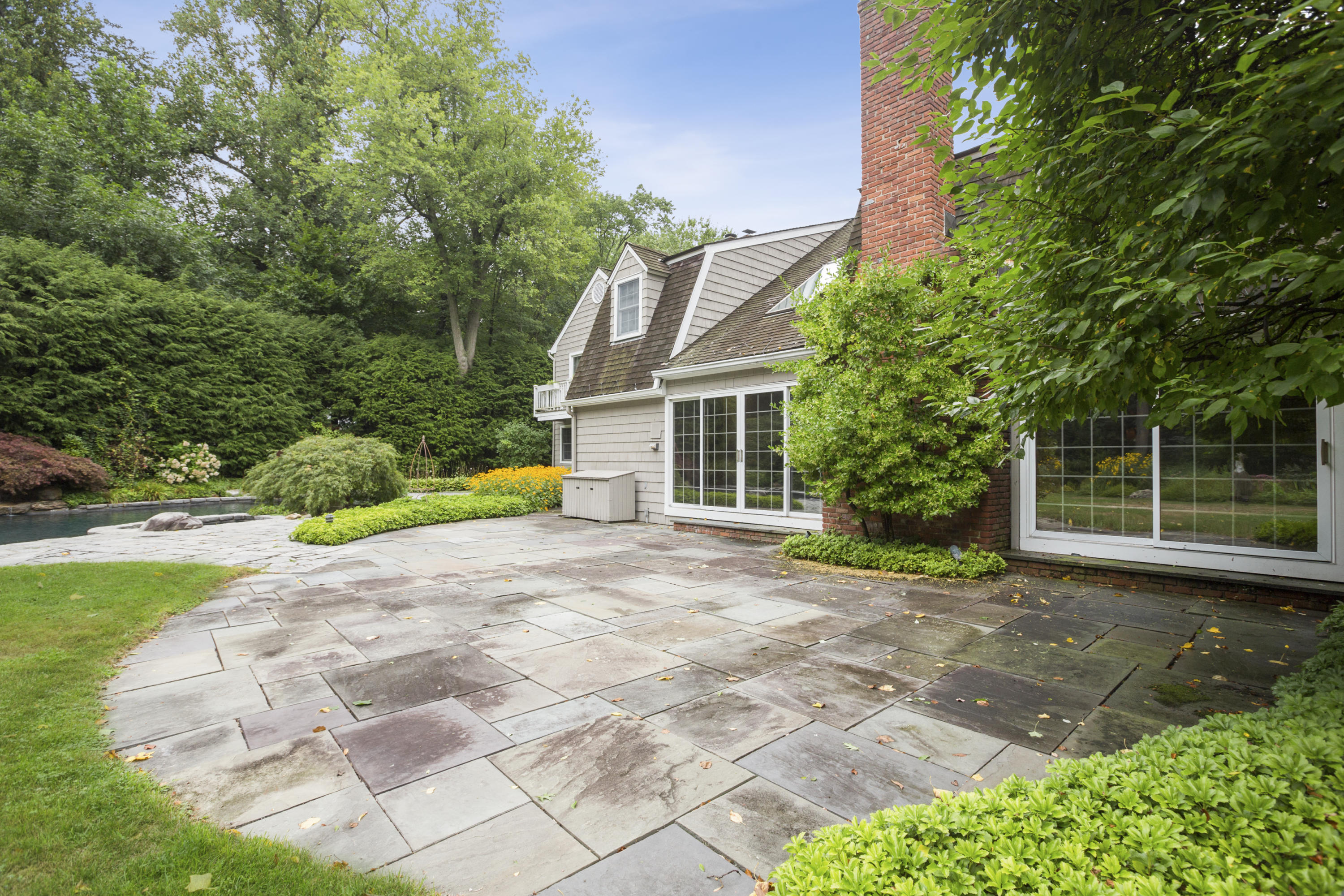 283 Hollow Tree Ridge Road Darien, CT 06820 - Photo 35 of 49 a view of a house with backyard and a garden