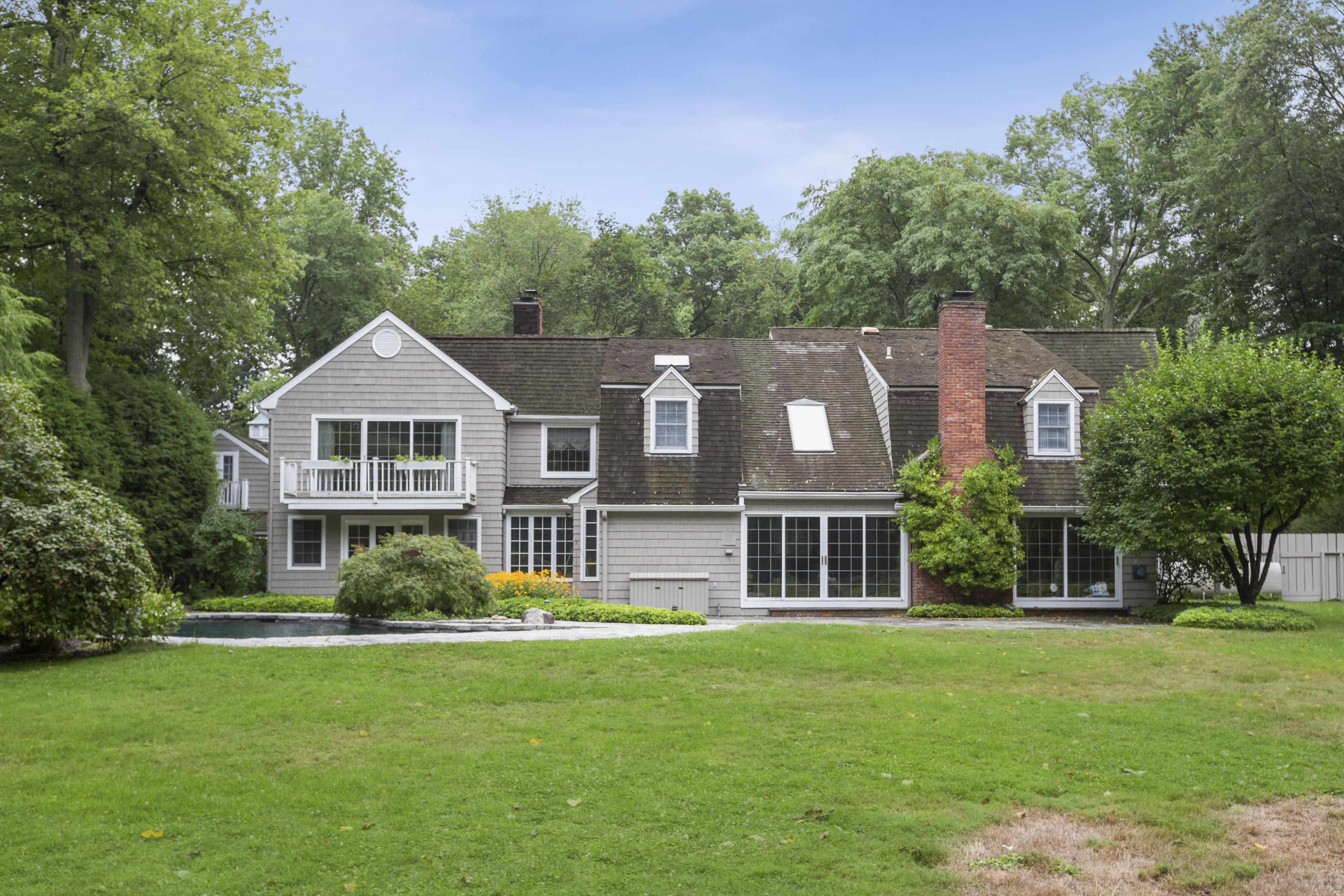 283 Hollow Tree Ridge Road Darien, CT 06820 - Photo 40 of 49 a front view of a house with a garden