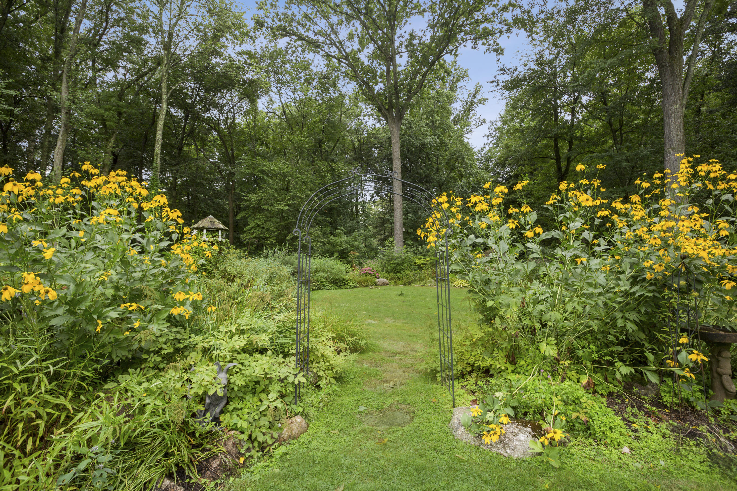 283 Hollow Tree Ridge Road Darien, CT 06820 - Photo 45 of 49 a view of a garden