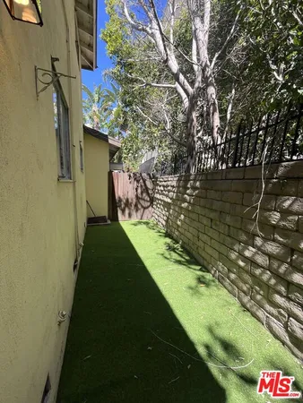 $2,300 | 4187 Arch Drive, Unit 2, Studio City, CA 91604