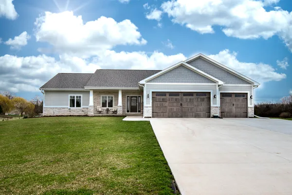 $972,500 | 638 Red Oak Drive, Summit, WI 53066