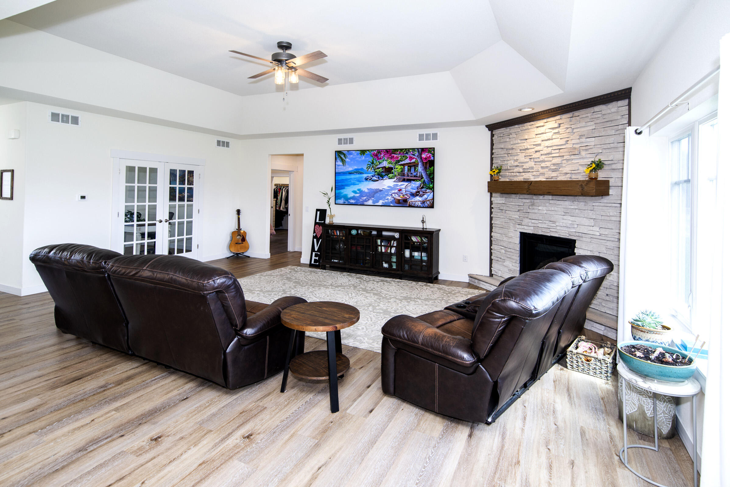 638 Red Oak Drive Summit, WI 53066 - Photo 19 of 49 Family room view trey ceiling