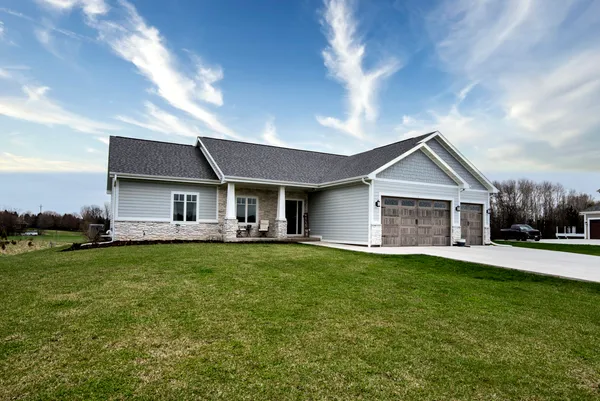 $972,500 | 638 Red Oak Drive, Summit, WI 53066
