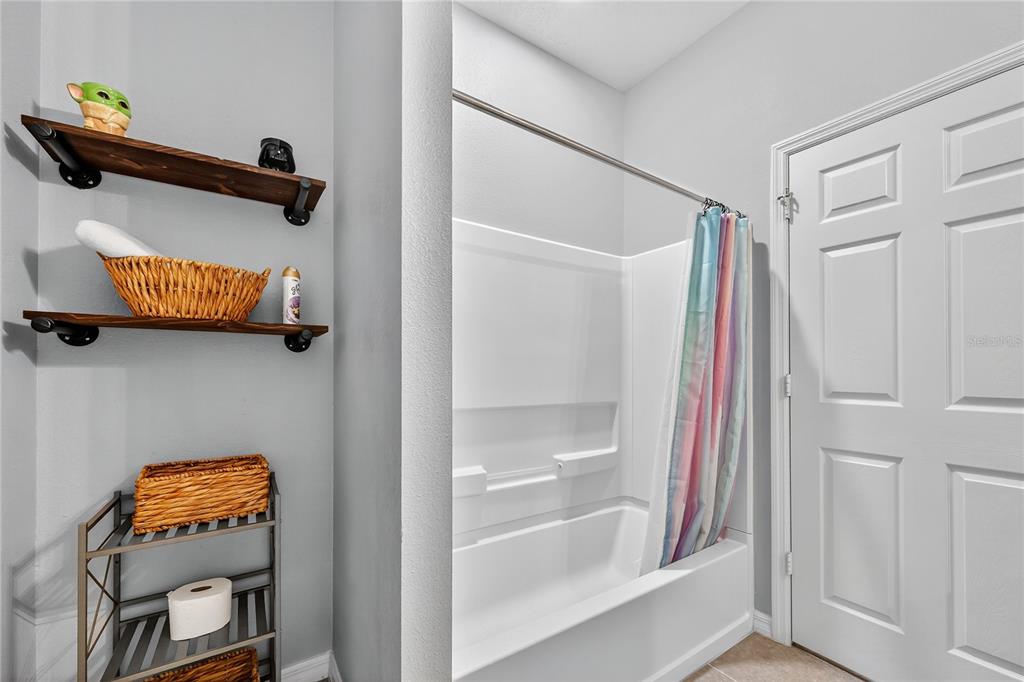 4368 Moon Shadow Loop Mulberry, FL 33860 - Photo 27 of 39 a view of walk in closet