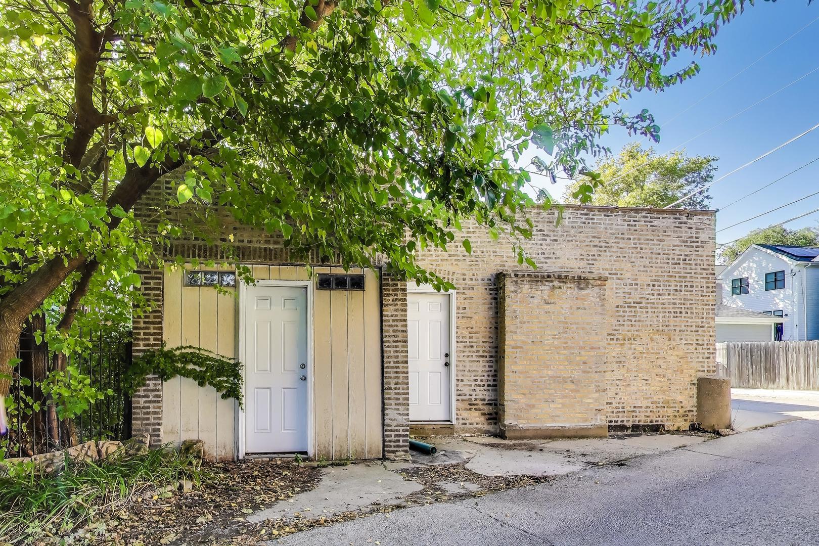 2524 West Winnemac Avenue Chicago, IL 60625 - Photo 6 of 16 a front view of a house with garden