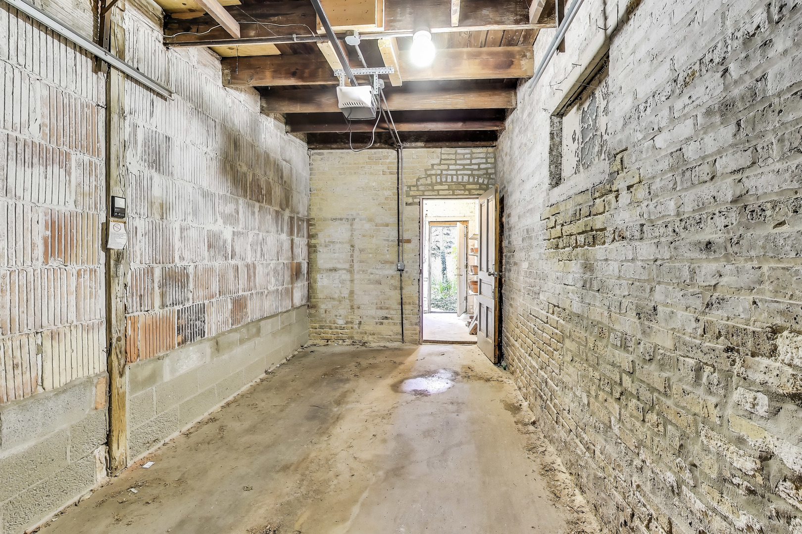 2524 West Winnemac Avenue Chicago, IL 60625 - Photo 9 of 16 a view of an empty room