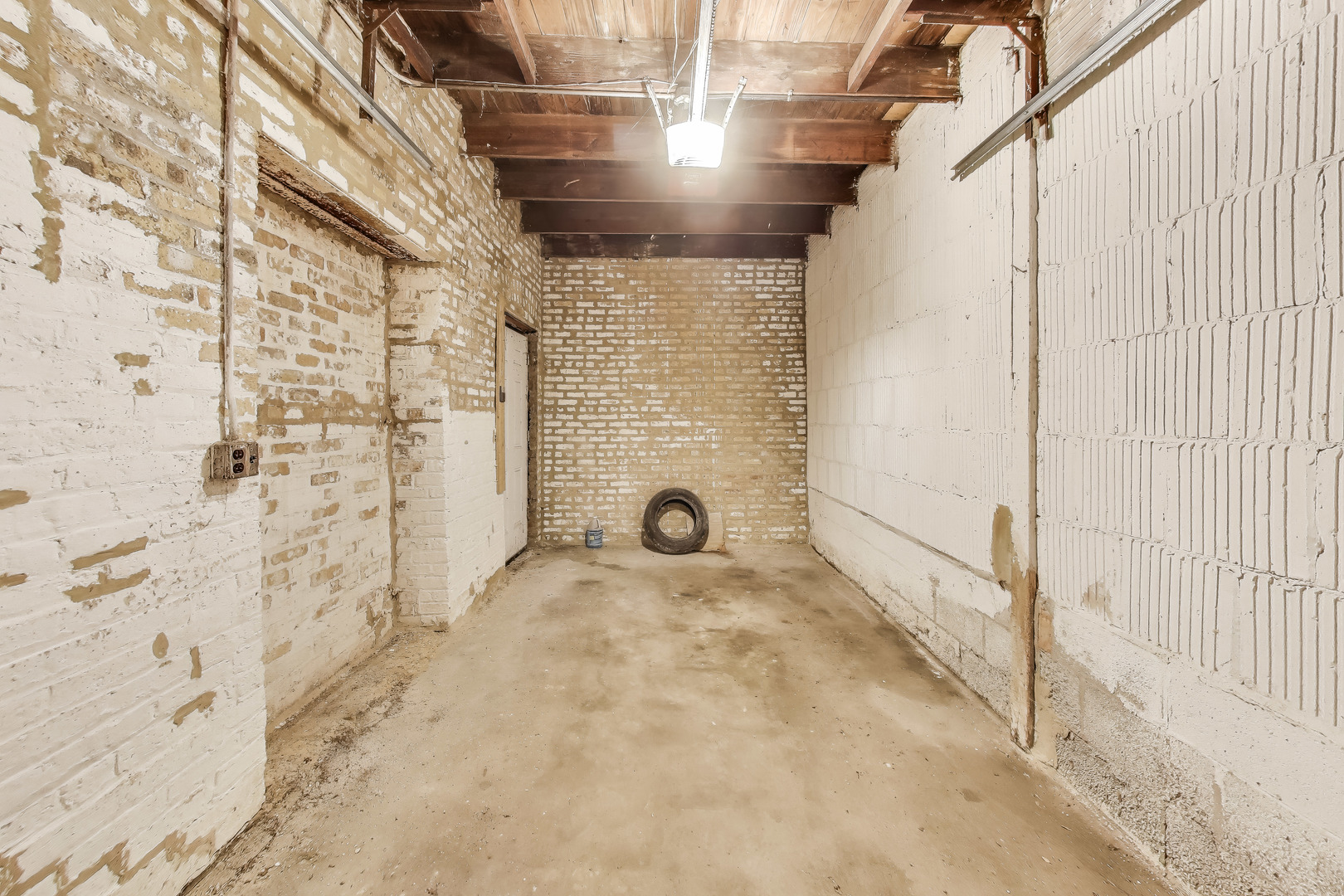 2524 West Winnemac Avenue Chicago, IL 60625 - Photo 10 of 16 a bathroom with a shower