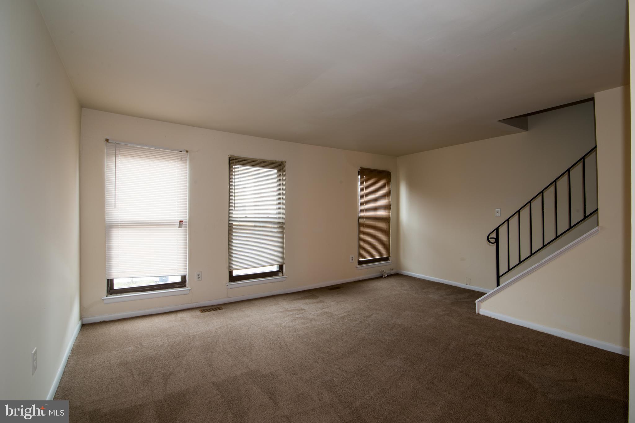 704 Bonini Road Southeast Washington, DC 20032 - Photo 5 of 22 Living Room