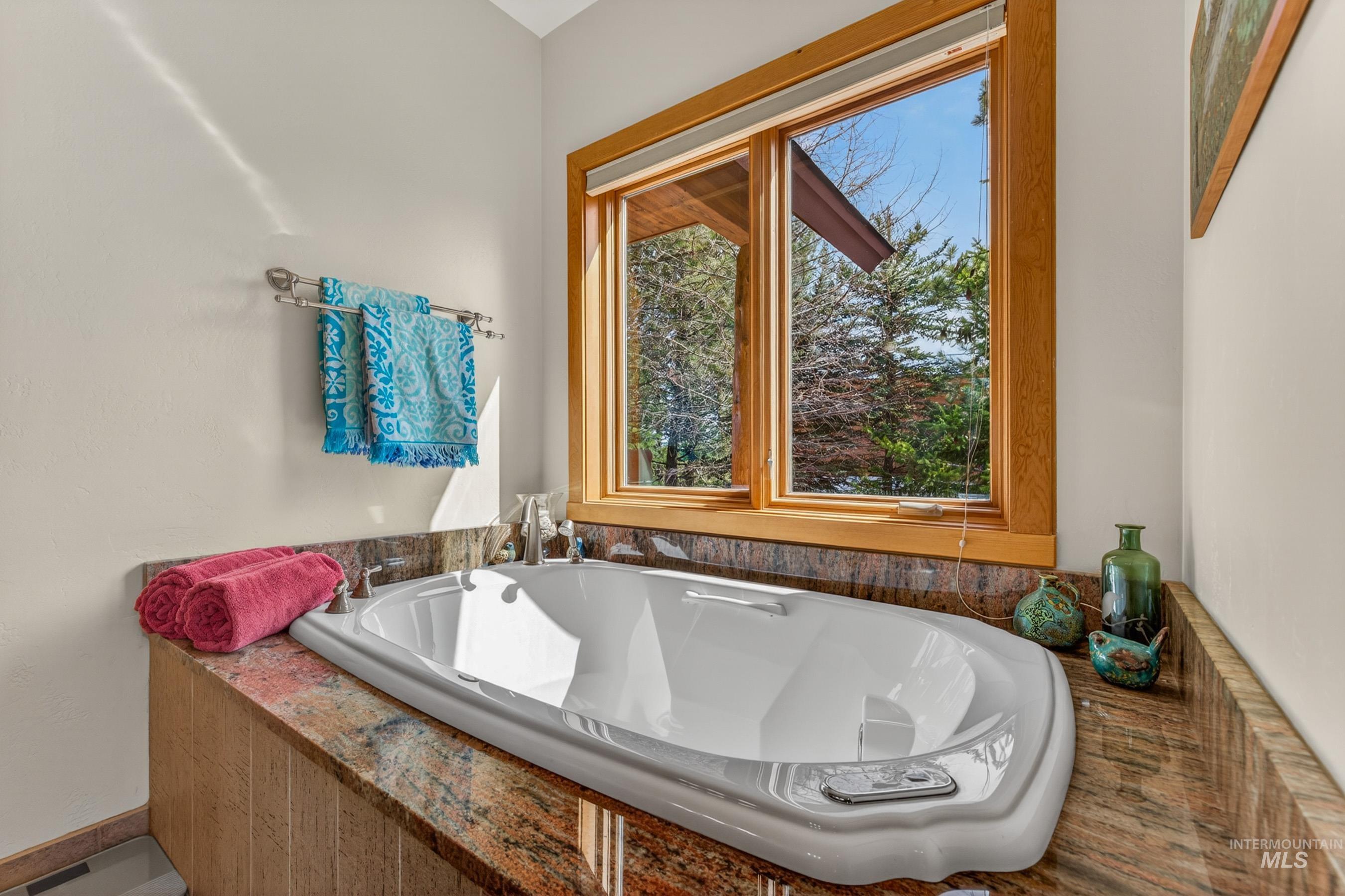 8 Bitterroot Court McCall, ID 83638 - Photo 23 of 50 Full bathroom with a garden tub