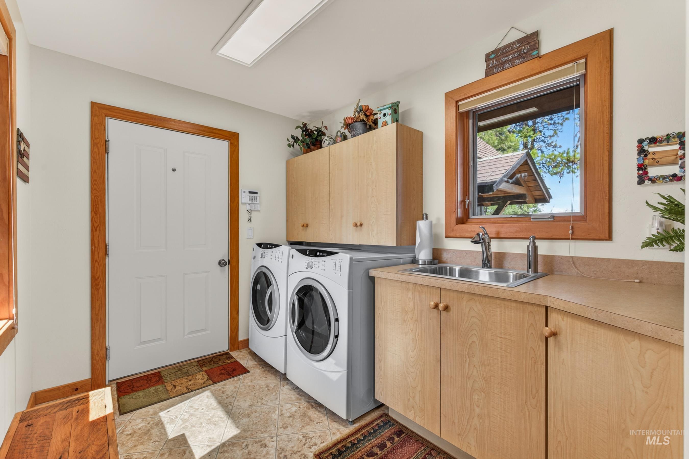 8 Bitterroot Court McCall, ID 83638 - Photo 25 of 50 Laundry area featuring cabinet space and independent washer and dryer