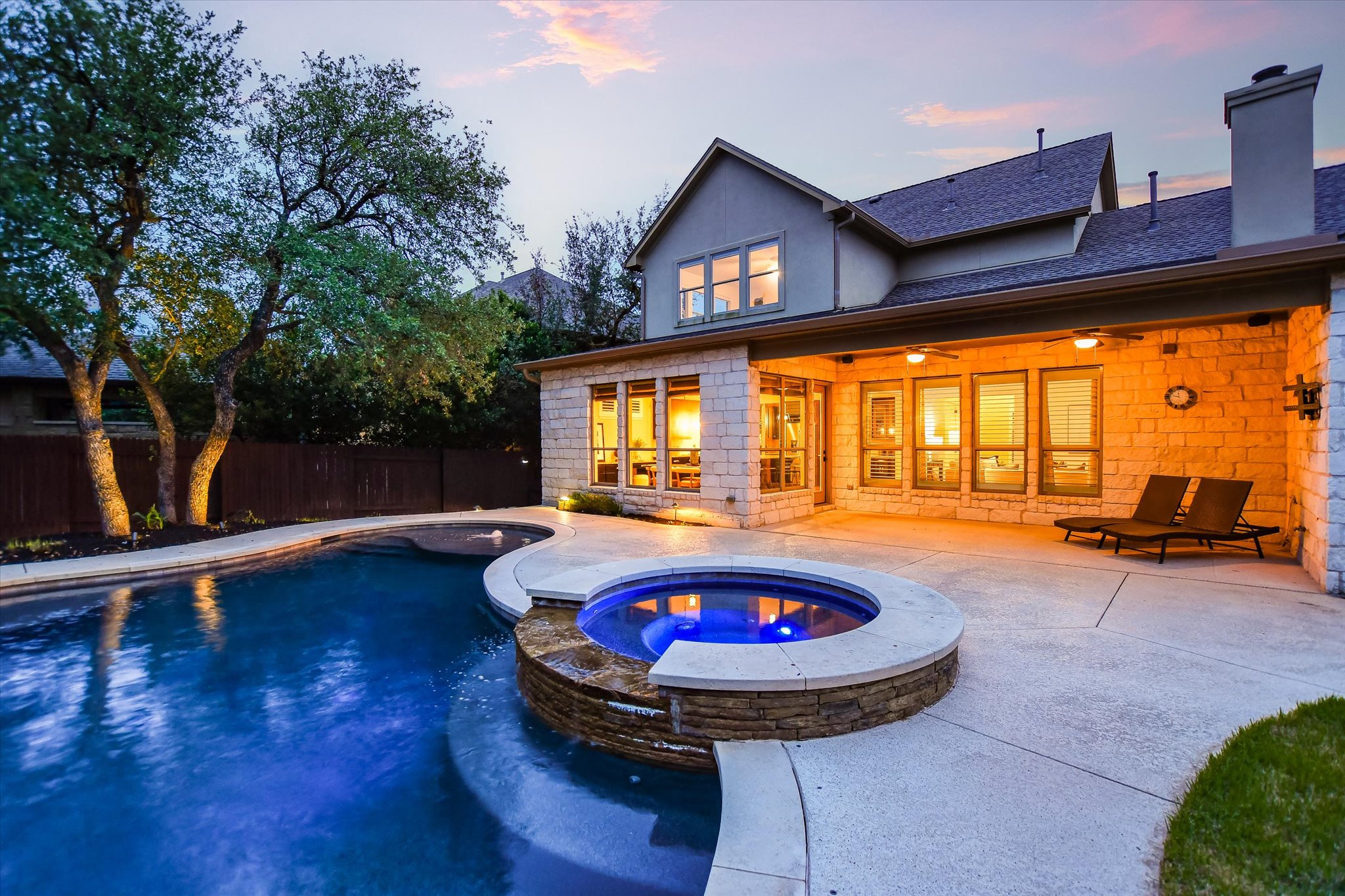 Saltwater pool + hot tub