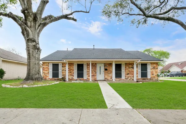 $2,395 | 1905 Zapp Lane, Pasadena, TX 77502
