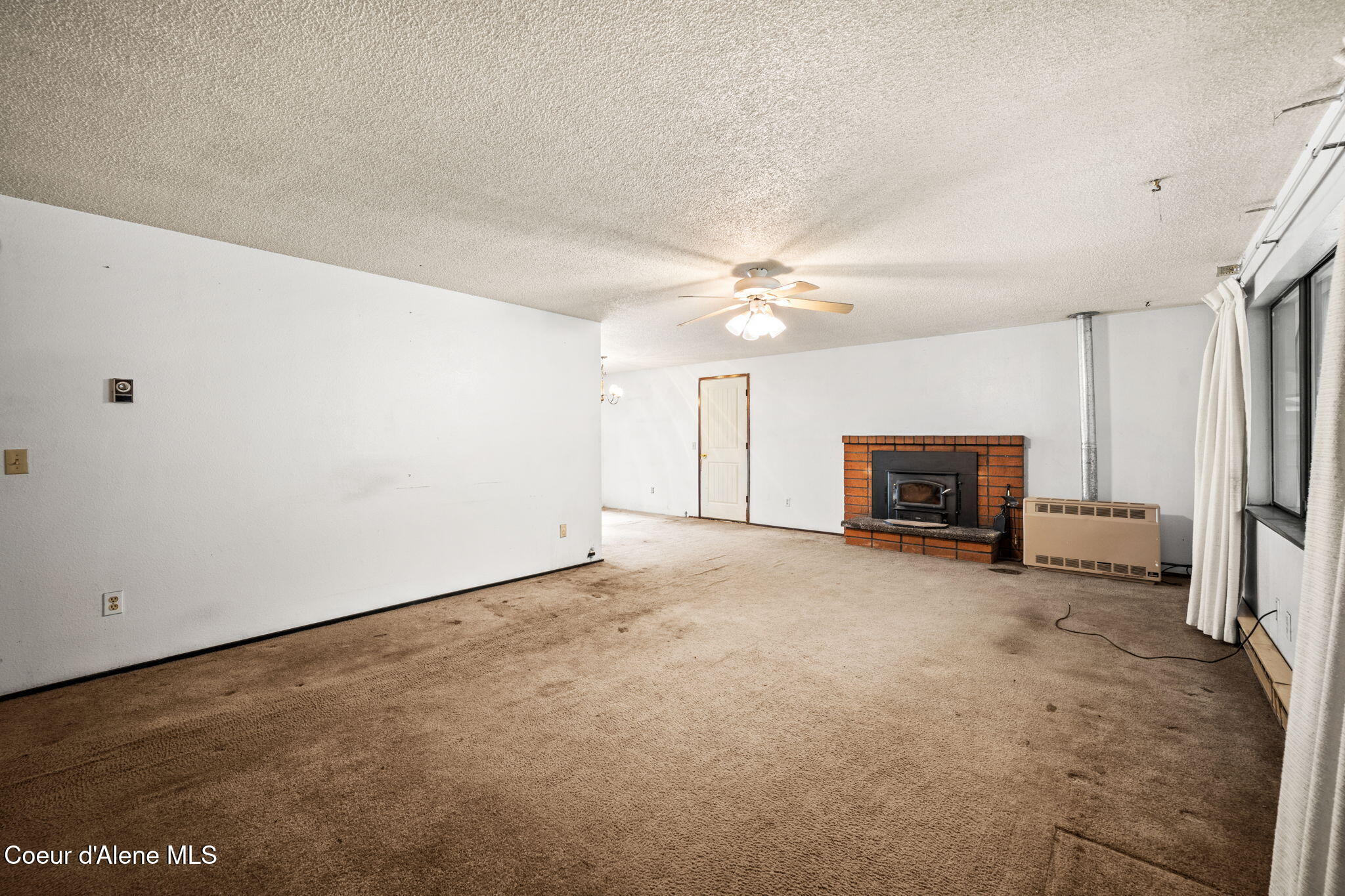 11951 North Pinetree Road Hayden, ID 83835 - Photo 9 of 62 Living Room