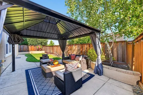 a view of an outdoor sitting area with a backyard