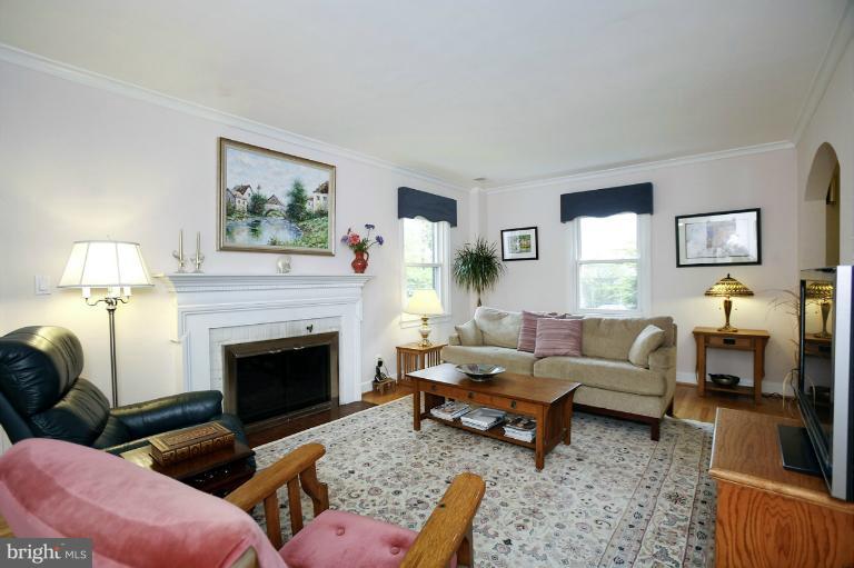 1004 Noyes Drive Silver Spring, MD 20910 - Photo 22 of 28 Living Room