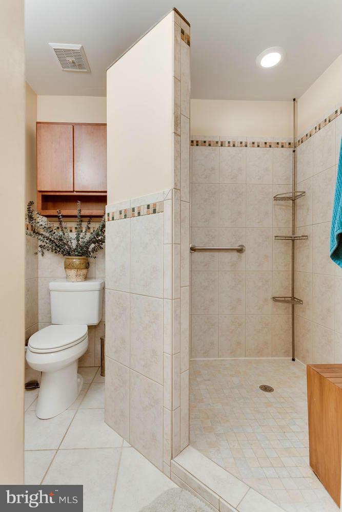 6597 Braddock Road Alexandria, VA 22312 - Photo 22 of 30 Bath (Master)