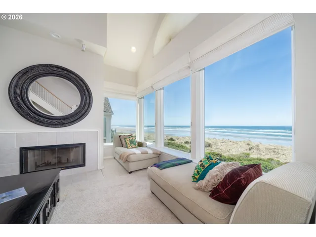 $1,089,000 | 5944 Southwest Cupola Drive, Unit 2, South Beach, OR 97366