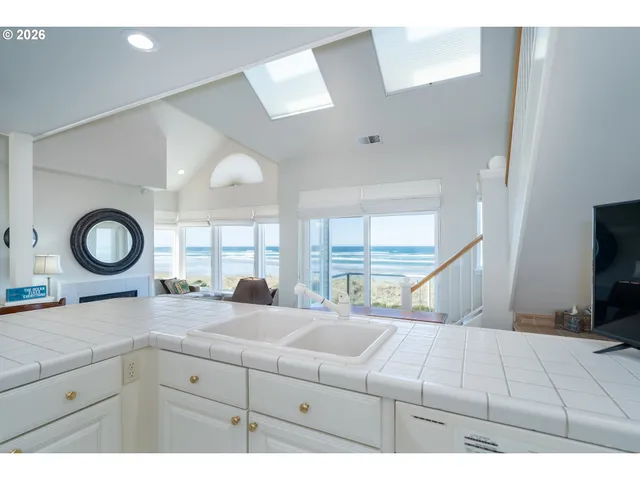 $1,089,000 | 5944 Southwest Cupola Drive, Unit 2, South Beach, OR 97366