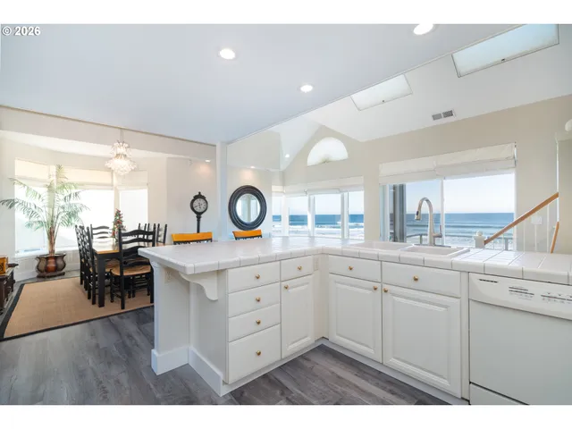 $1,089,000 | 5944 Southwest Cupola Drive, Unit 2, South Beach, OR 97366