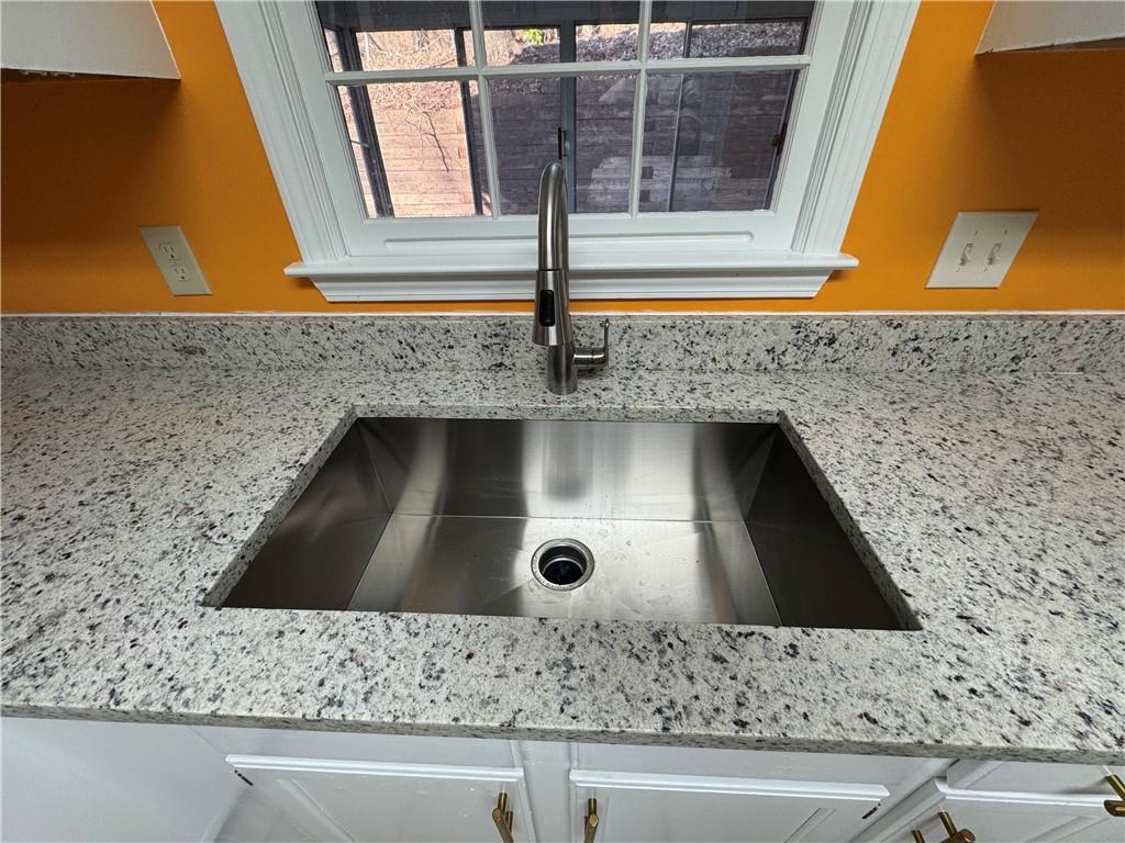 3205 Ivy Station Drive Duluth, GA 30096 - Photo 13 of 38 a close view of kitchen sink and mirror