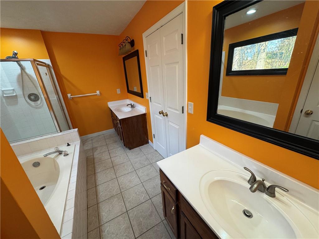 3205 Ivy Station Drive Duluth, GA 30096 - Photo 22 of 38 a bathroom with a sink mirror and tub