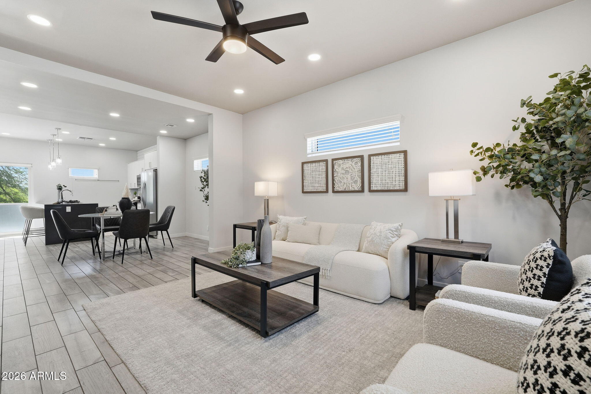 2727 East Thomas Road, Unit 5 Phoenix, AZ 85016 - Photo 7 of 41 a living room with furniture and a potted plant