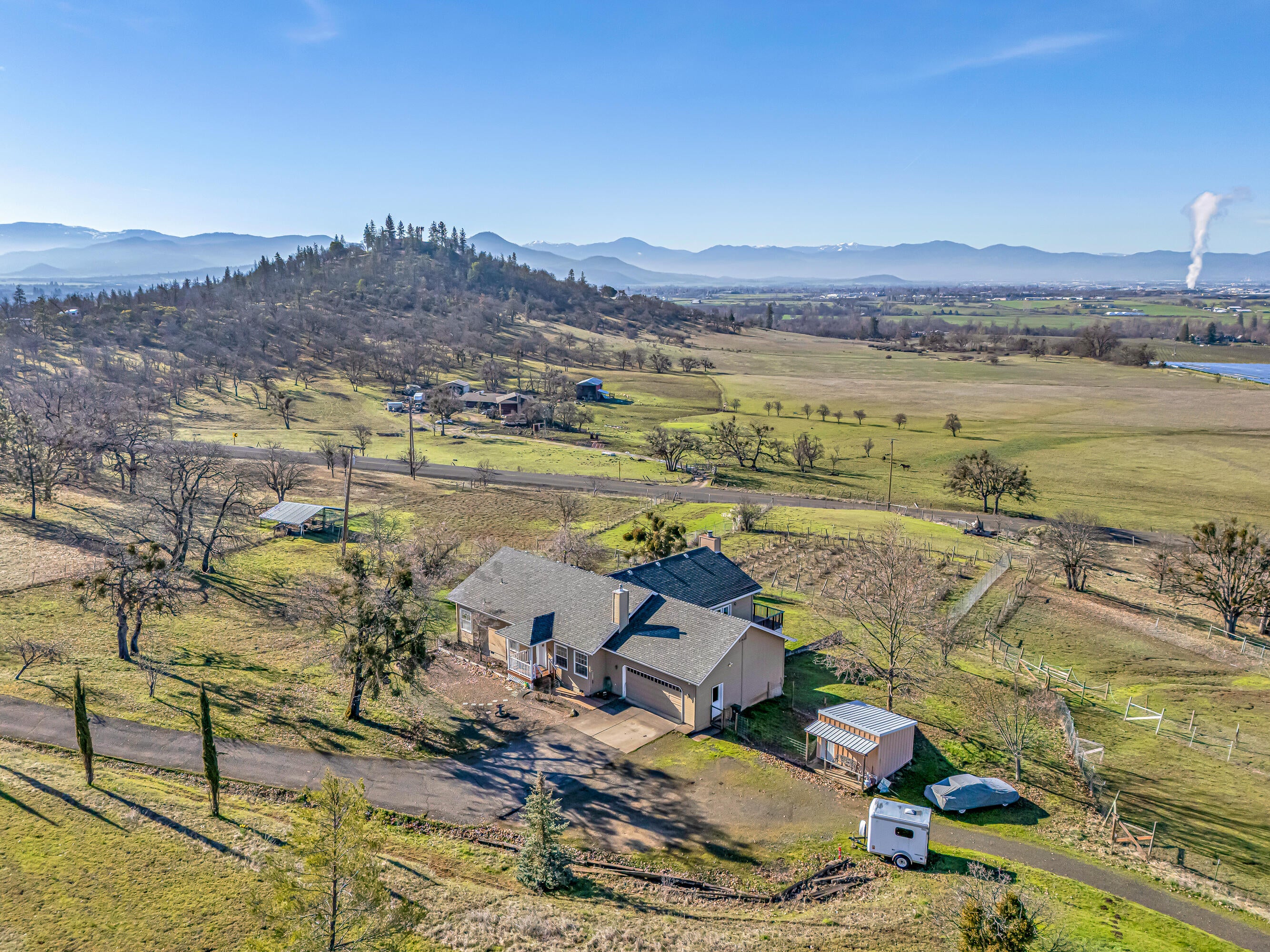 924 West Linn Road Eagle Point, OR 97524 - Photo 5 of 58 DJI_20250324094316_0040_D