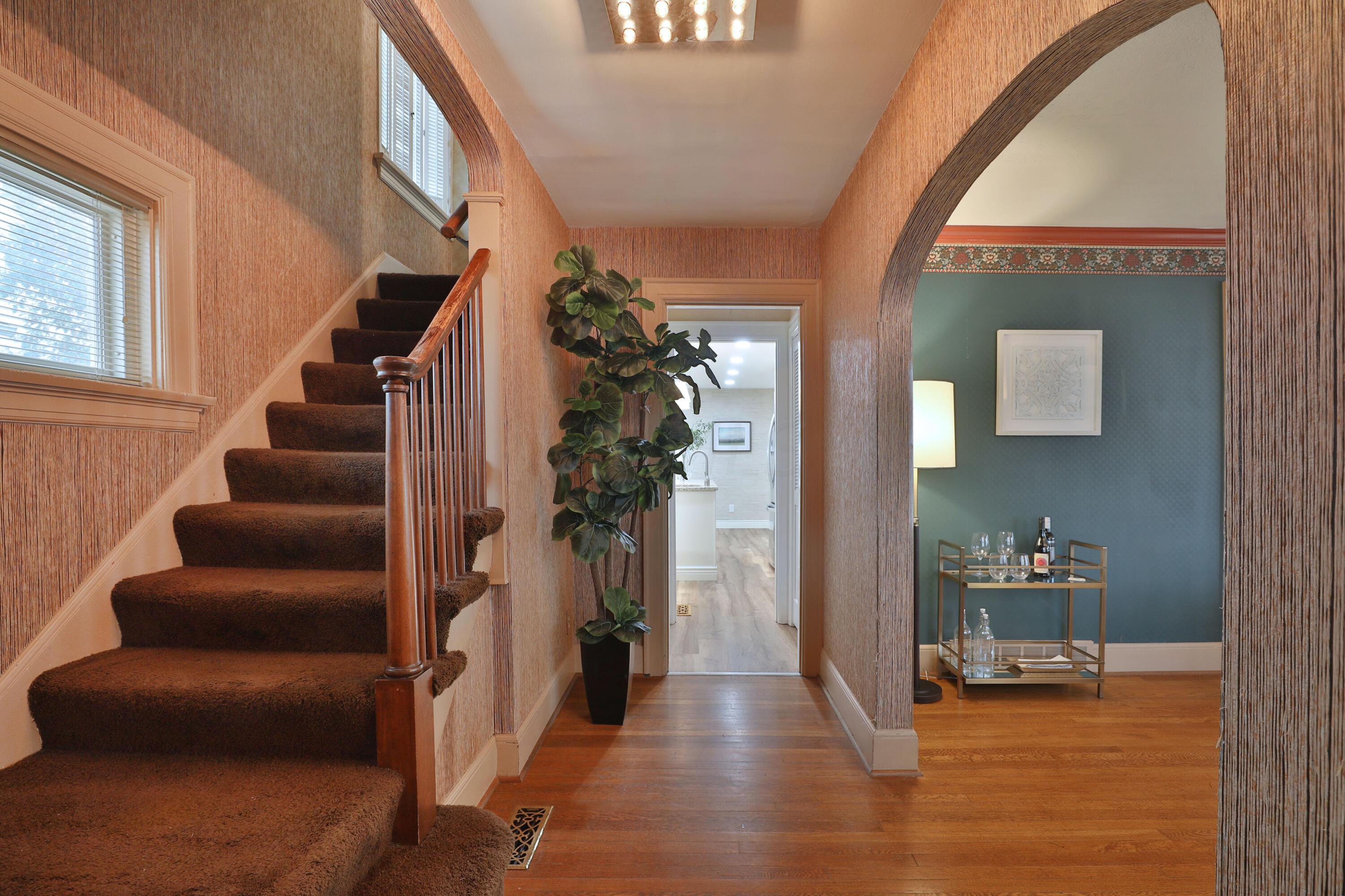 92 North Ardmore Road Bexley, OH 43209 - Photo 4 of 54 Foyer , stairs, entrance to LR & Kitchen