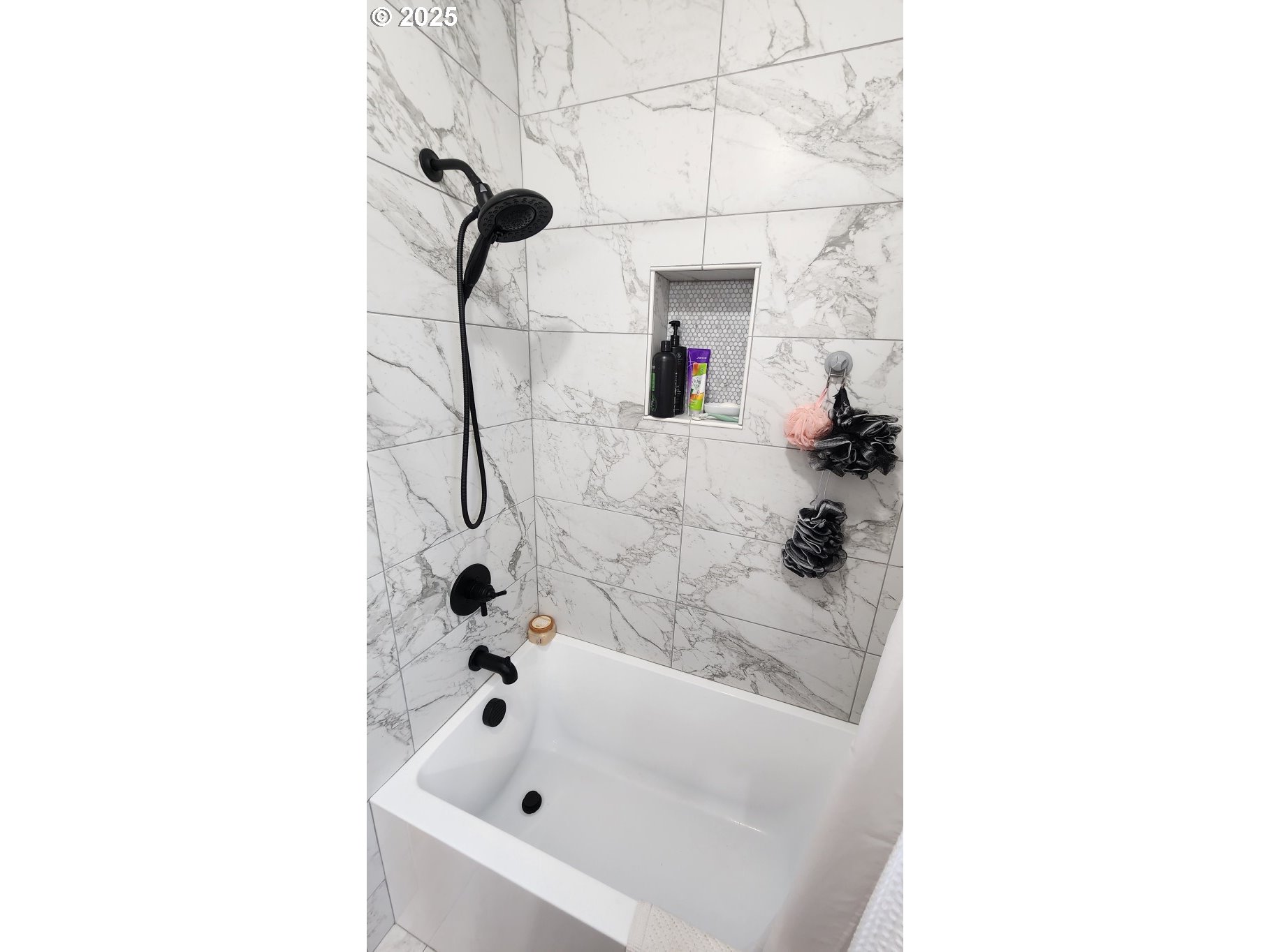 404 Southwest Depot Street Enterprise, OR 97828 - Photo 14 of 32 a bathroom with a bathtub