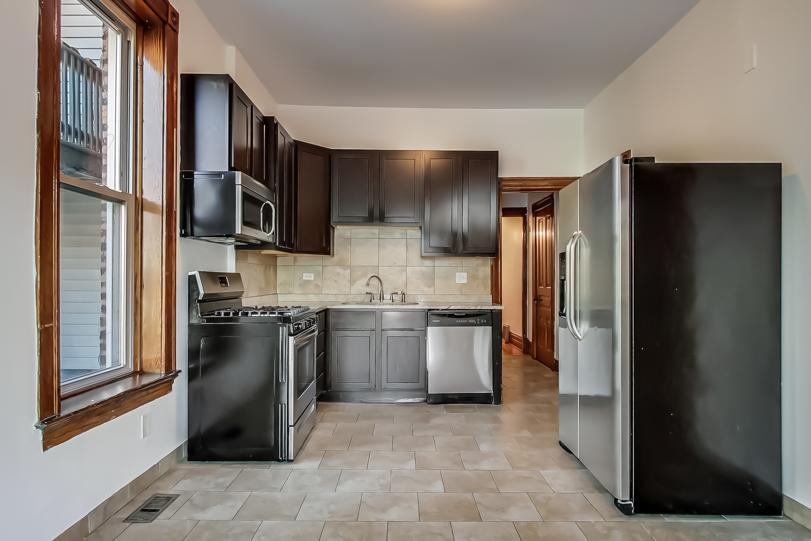 1138 West Addison Street, Unit 1 Chicago, IL 60613 - Photo 5 of 27