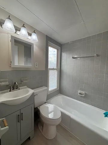 $1,990 | 71 West Wyoming Avenue, Unit 4, Melrose, MA 02176