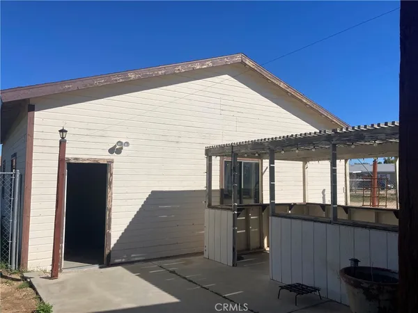 a view of a house with backyard