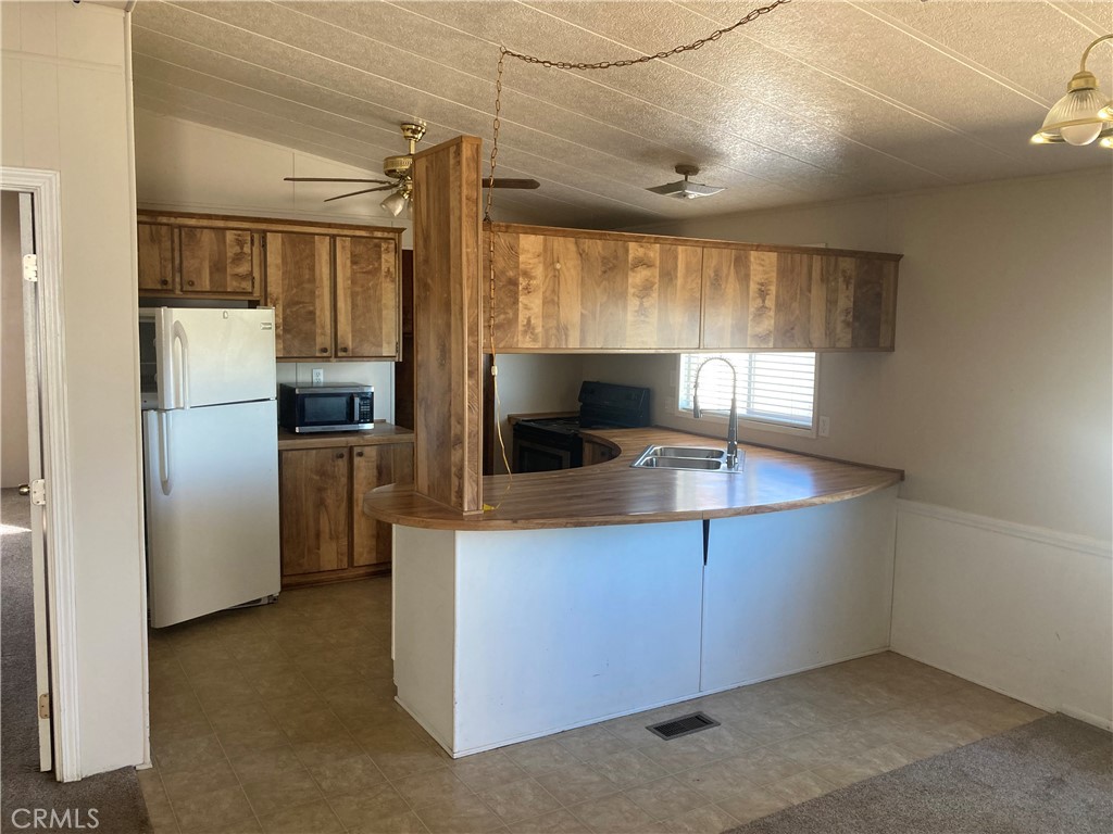 10756 La Mirada Road Phelan, CA 92371 - Photo 9 of 24