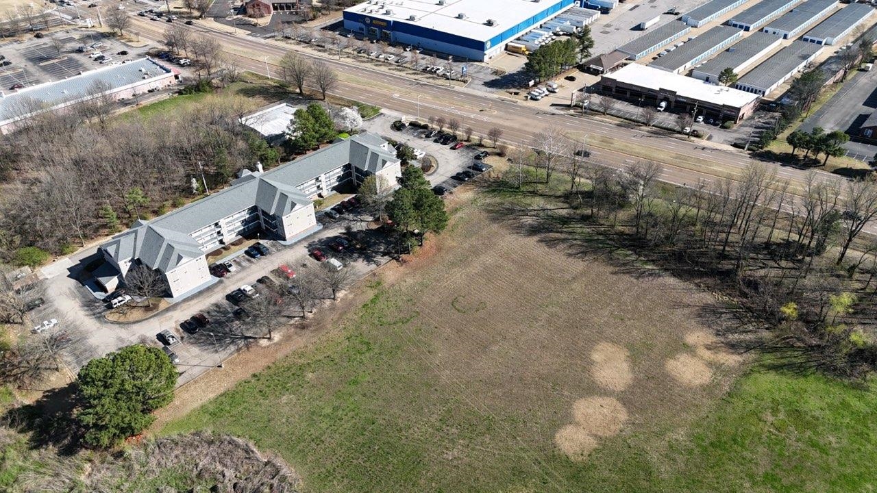 7374 U.S. Highway 64 Road Bartlett, TN 38133 - Photo 4 of 13 a view of a yard with plants