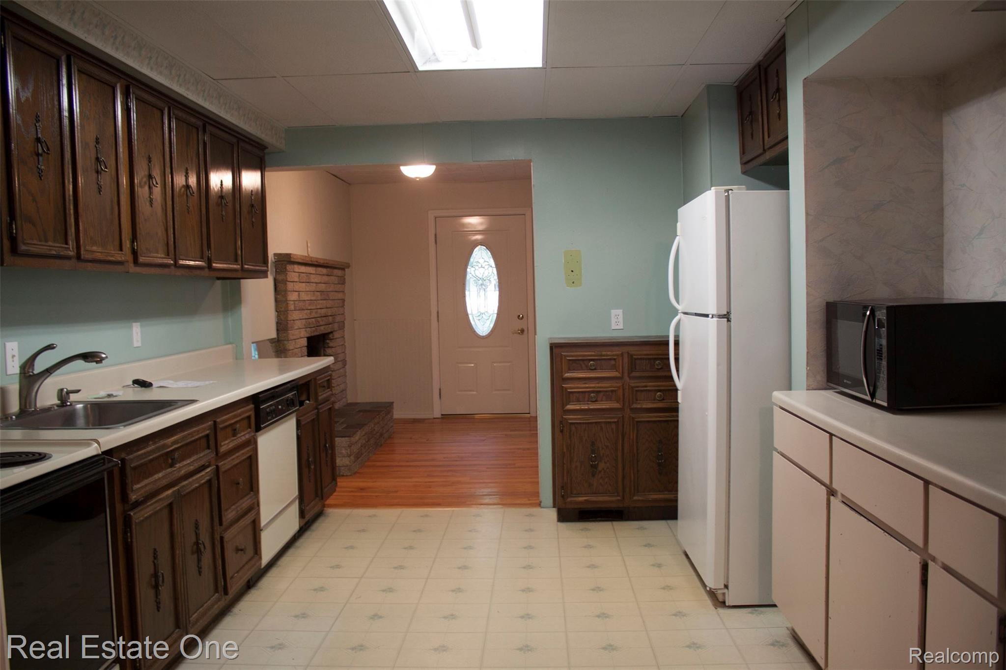1887 White Lake Road Highland, MI 48356 - Photo 8 of 17 Kitchen