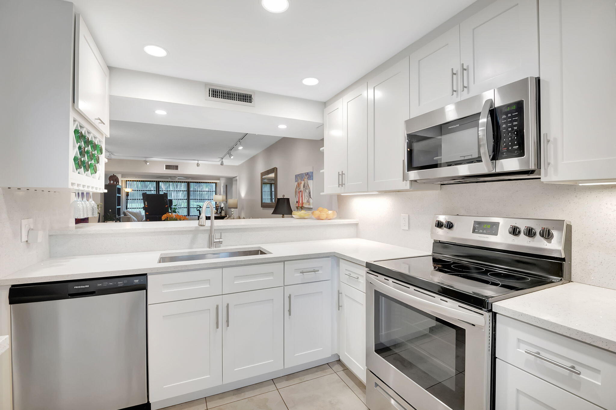 6097 Balboa Circle, Unit 103 Boca Raton, FL 33433 - Photo 6 of 31 Kitchen