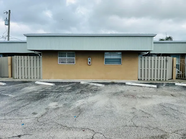$1,950 | 1305 Gateway Drive, Unit G2, Lantana, FL 33462