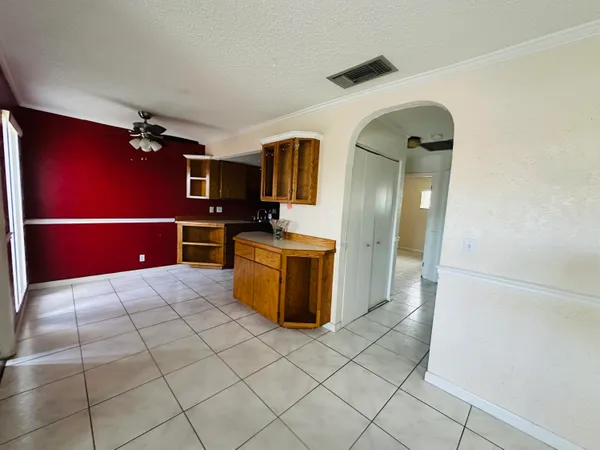 $1,950 | 1305 Gateway Drive, Unit G2, Lantana, FL 33462