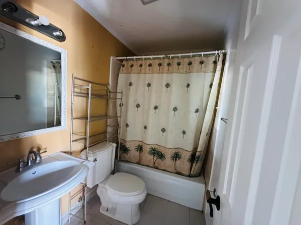 $1,950 | 1305 Gateway Drive, Unit G2, Lantana, FL 33462