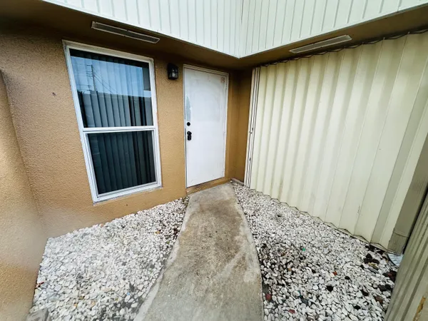 $1,950 | 1305 Gateway Drive, Unit G2, Lantana, FL 33462