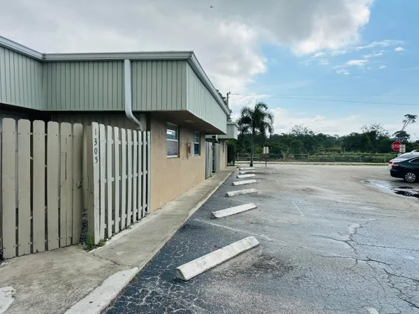 $1,950 | 1305 Gateway Drive, Unit G2, Lantana, FL 33462