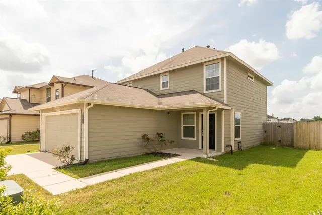 a view of a house with a backyard