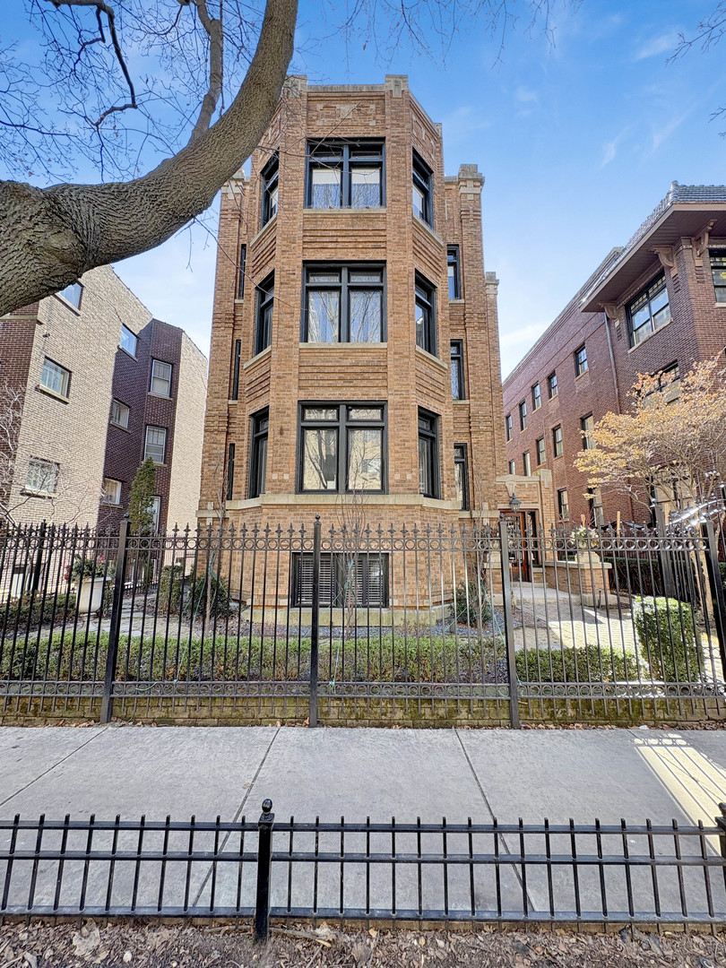931 West Winona Street, Unit GDN Chicago, IL 60640 - Photo 1 of 18 a view of a brick building