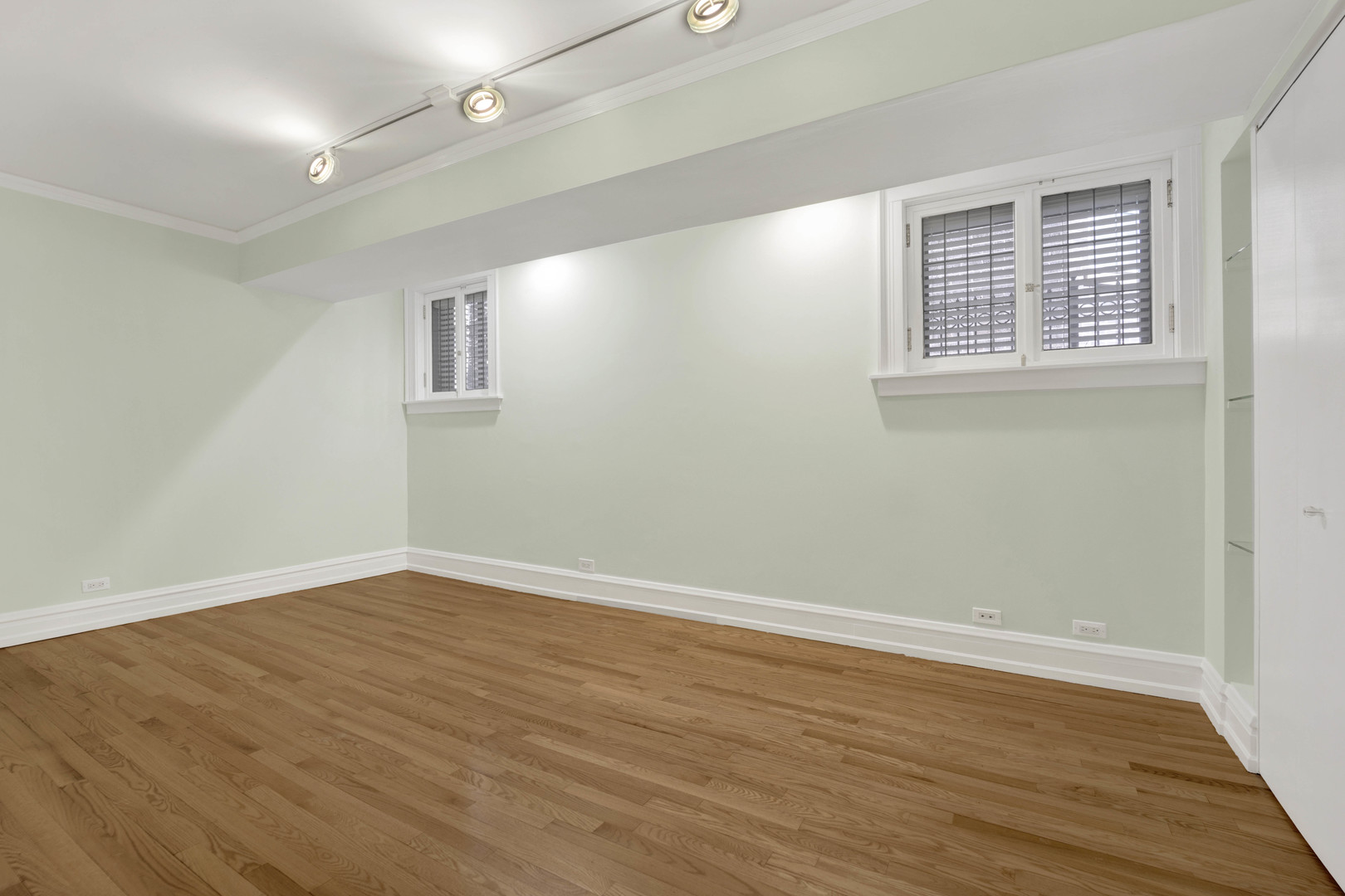 931 West Winona Street, Unit GDN Chicago, IL 60640 - Photo 8 of 18 a view of an empty room with wooden floor and a window
